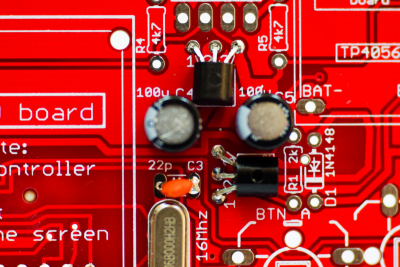 Spannungsregler und Transistor von oben